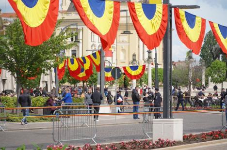 105 ani de la Eliberarea Oradiei: Fostul premier Nicolae Ciucă a venit la festivități, mii de persoane au ieșit în centrul orașului (FOTO/VIDEO)