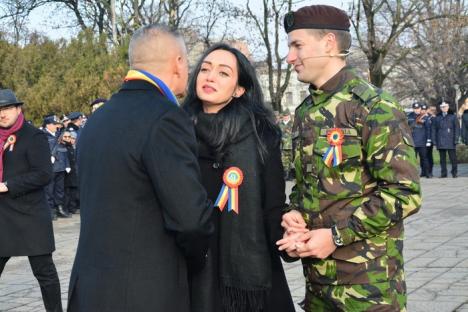Moment emoţionant la festivităţile de Ziua Naţională, la Oradea: Un tânăr militar şi-a cerut iubita în căsătorie! (FOTO / VIDEO)