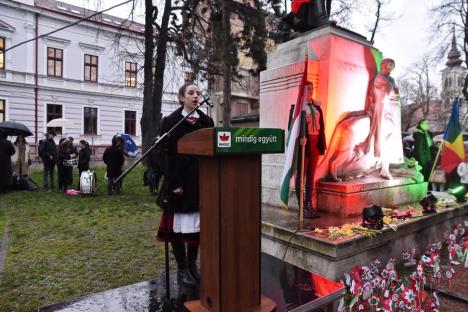 Vremea nu i-a oprit. Husari, torţe şi o puzderie de lume la Ziua Maghiarilor de Pretutindeni în Oradea (FOTO/VIDEO)