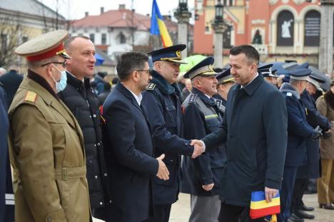 „Trebuie să rămânem uniți”. Horă impresionantă în centrul Oradiei, în care s-a prins și președintele CJ Bihor (FOTO/VIDEO)