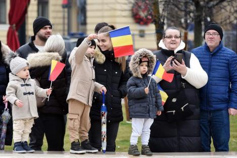 „Trebuie să rămânem uniți”. Horă impresionantă în centrul Oradiei, în care s-a prins și președintele CJ Bihor (FOTO/VIDEO)