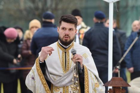 „Trebuie să rămânem uniți”. Horă impresionantă în centrul Oradiei, în care s-a prins și președintele CJ Bihor (FOTO/VIDEO)