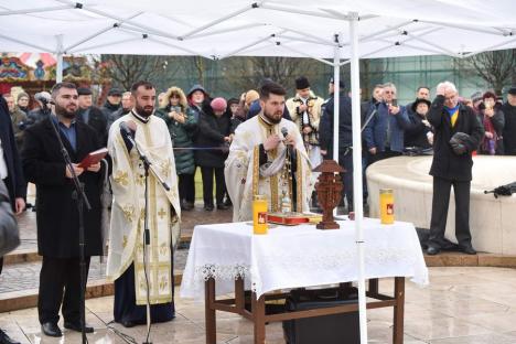 „Trebuie să rămânem uniți”. Horă impresionantă în centrul Oradiei, în care s-a prins și președintele CJ Bihor (FOTO/VIDEO)