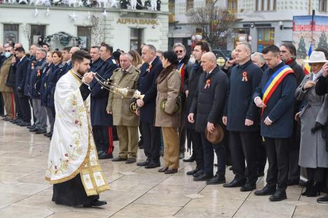 „Trebuie să rămânem uniți”. Horă impresionantă în centrul Oradiei, în care s-a prins și președintele CJ Bihor (FOTO/VIDEO)