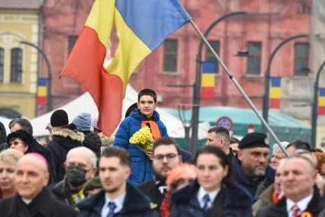 „Trebuie să rămânem uniți”. Horă impresionantă în centrul Oradiei, în care s-a prins și președintele CJ Bihor (FOTO/VIDEO)