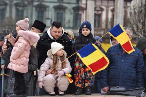 „Trebuie să rămânem uniți”. Horă impresionantă în centrul Oradiei, în care s-a prins și președintele CJ Bihor (FOTO/VIDEO)