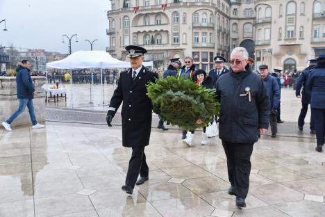 „Trebuie să rămânem uniți”. Horă impresionantă în centrul Oradiei, în care s-a prins și președintele CJ Bihor (FOTO/VIDEO)