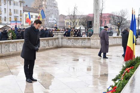 „Trebuie să rămânem uniți”. Horă impresionantă în centrul Oradiei, în care s-a prins și președintele CJ Bihor (FOTO/VIDEO)