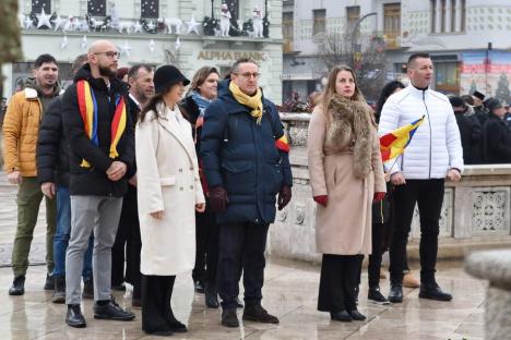 „Trebuie să rămânem uniți”. Horă impresionantă în centrul Oradiei, în care s-a prins și președintele CJ Bihor (FOTO/VIDEO)