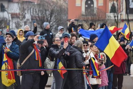 „Trebuie să rămânem uniți”. Horă impresionantă în centrul Oradiei, în care s-a prins și președintele CJ Bihor (FOTO/VIDEO)