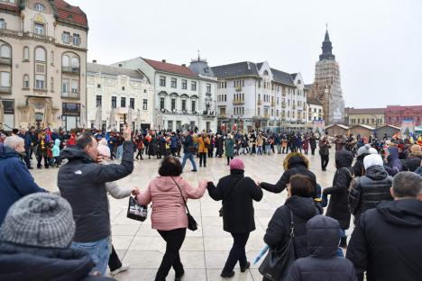 „Trebuie să rămânem uniți”. Horă impresionantă în centrul Oradiei, în care s-a prins și președintele CJ Bihor (FOTO/VIDEO)