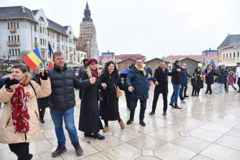 „Trebuie să rămânem uniți”. Horă impresionantă în centrul Oradiei, în care s-a prins și președintele CJ Bihor (FOTO/VIDEO)