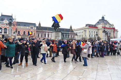 „Trebuie să rămânem uniți”. Horă impresionantă în centrul Oradiei, în care s-a prins și președintele CJ Bihor (FOTO/VIDEO)