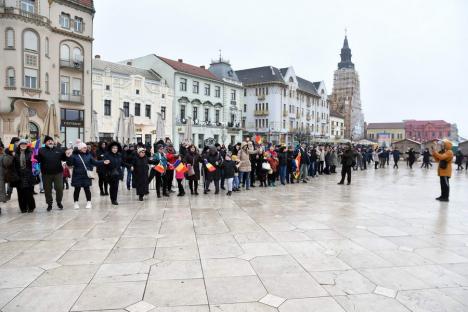 „Trebuie să rămânem uniți”. Horă impresionantă în centrul Oradiei, în care s-a prins și președintele CJ Bihor (FOTO/VIDEO)