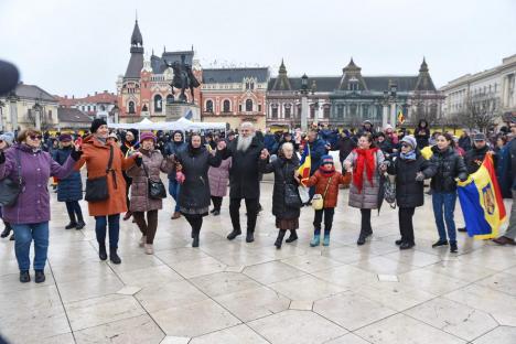 „Trebuie să rămânem uniți”. Horă impresionantă în centrul Oradiei, în care s-a prins și președintele CJ Bihor (FOTO/VIDEO)