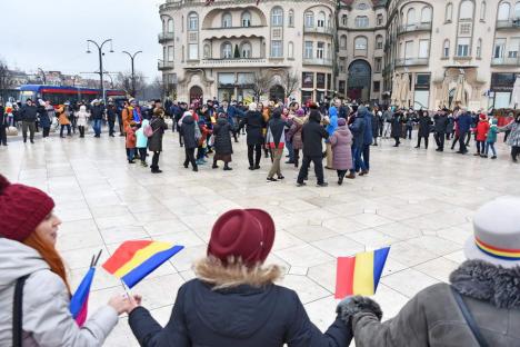 „Trebuie să rămânem uniți”. Horă impresionantă în centrul Oradiei, în care s-a prins și președintele CJ Bihor (FOTO/VIDEO)