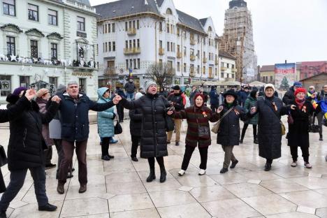 „Trebuie să rămânem uniți”. Horă impresionantă în centrul Oradiei, în care s-a prins și președintele CJ Bihor (FOTO/VIDEO)