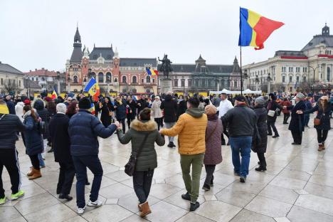 „Trebuie să rămânem uniți”. Horă impresionantă în centrul Oradiei, în care s-a prins și președintele CJ Bihor (FOTO/VIDEO)