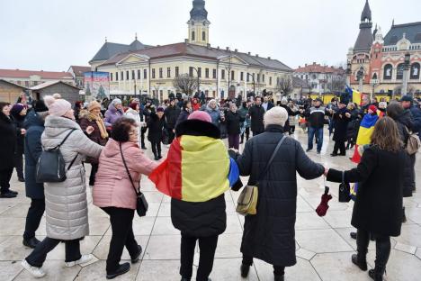 „Trebuie să rămânem uniți”. Horă impresionantă în centrul Oradiei, în care s-a prins și președintele CJ Bihor (FOTO/VIDEO)