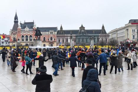 „Trebuie să rămânem uniți”. Horă impresionantă în centrul Oradiei, în care s-a prins și președintele CJ Bihor (FOTO/VIDEO)