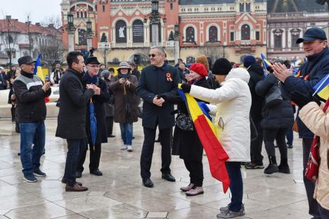 „Trebuie să rămânem uniți”. Horă impresionantă în centrul Oradiei, în care s-a prins și președintele CJ Bihor (FOTO/VIDEO)