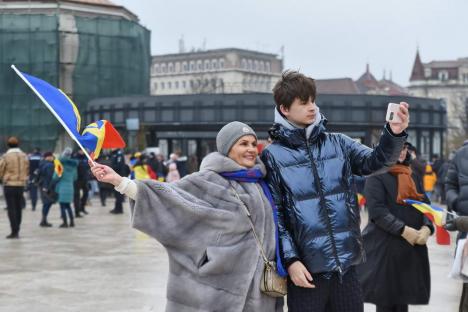 „Trebuie să rămânem uniți”. Horă impresionantă în centrul Oradiei, în care s-a prins și președintele CJ Bihor (FOTO/VIDEO)