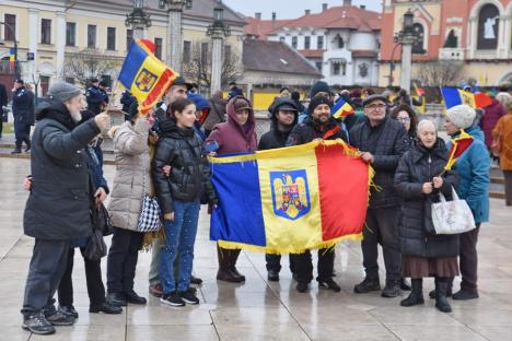 „Trebuie să rămânem uniți”. Horă impresionantă în centrul Oradiei, în care s-a prins și președintele CJ Bihor (FOTO/VIDEO)