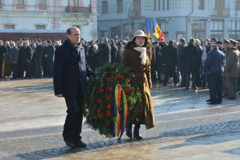 Au dat mână cu mână, în Piaţa Unirii: Sute de oameni, la festivităţile de 24 ianuarie, în Oradea (FOTO / VIDEO)