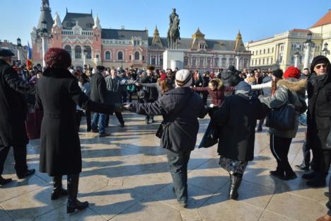 Au dat mână cu mână, în Piaţa Unirii: Sute de oameni, la festivităţile de 24 ianuarie, în Oradea (FOTO / VIDEO)