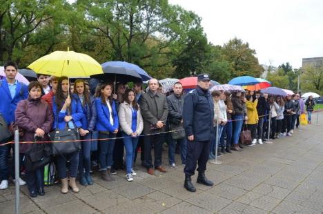 La mulţi ani, Oradea! Festivităţi pe ploaie şi vânt cu ocazia zilei de 12 octombrie (FOTO)