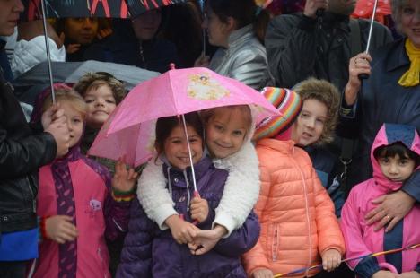 La mulţi ani, Oradea! Festivităţi pe ploaie şi vânt cu ocazia zilei de 12 octombrie (FOTO)