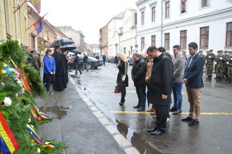 La mulţi ani, Oradea! Festivităţi pe ploaie şi vânt cu ocazia zilei de 12 octombrie (FOTO)