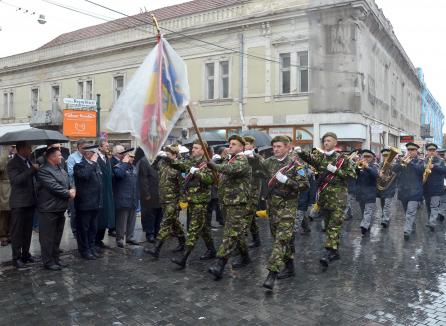 La mulţi ani, Oradea! Festivităţi pe ploaie şi vânt cu ocazia zilei de 12 octombrie (FOTO)