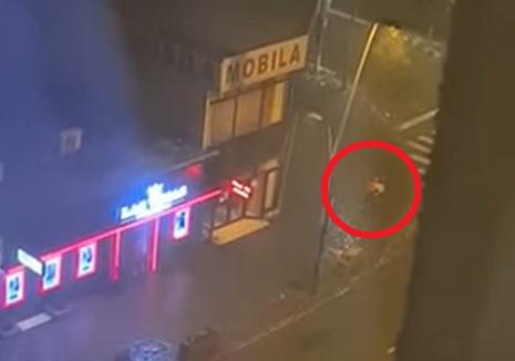 O fetiţă lăsată în cărucior a fost împinsă de viscol în stradă. Părinţii ei erau într-o sală de jocuri (VIDEO)