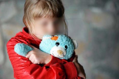Grădinar, pericol public! O fetiţă de 5 ani a fost violată în casa părinţilor chiar de omul care-i ajuta în gospodărie