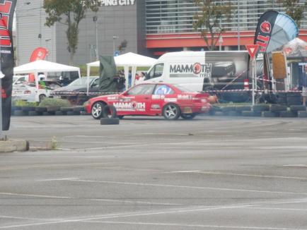 Motoare turate, în parcarea ERA: Piloţii îşi dovedesc îndemânarea în Campionatul Naţional de Drift (FOTO / VIDEO)