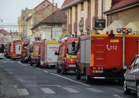 În urlet de sirene, pompierii şi SMURD-ul au scos orădenii pe stradă (FOTO)