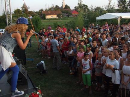 De ziua lor, sătenii din Mădăras au petrecut cu muzică populară, Rabă şi DJ Project