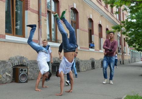 Elevii de la 'Şaguna' au dansat şi au făcut tumbe în faţa şcolii, militând împotriva excluziunii sociale (FOTO)