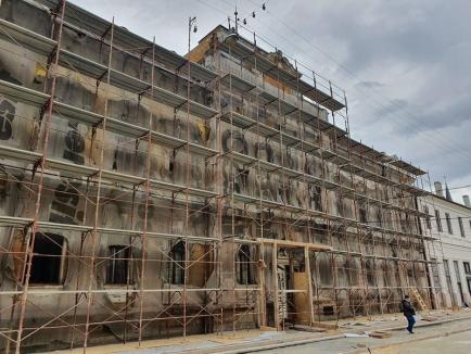 După ani de paragină, pregătiri şi negocieri, a început reabilitarea faţadei clădirii Filarmonicii de Stat din Oradea