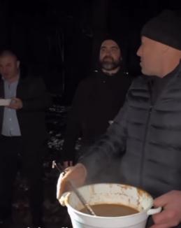 Mickey Rourke și Loredana Groza, cină cu gulyás într-o pădure de lângă Oradea (FOTO/VIDEO)