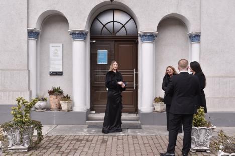 Filmări la Sinagoga Sion din Oradea: Zeci de orădeni au îmbrăcat ținute de gală pentru a face figurație în filmul cu Mickey Rourke (FOTO/VIDEO)