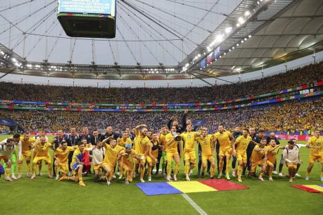 „Generația de suflet” a calificat România în optimi la Euro 2024. Orădenii au sărbătorit în stradă (FOTO/VIDEO)