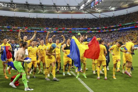 „Generația de suflet” a calificat România în optimi la Euro 2024. Orădenii au sărbătorit în stradă (FOTO/VIDEO)