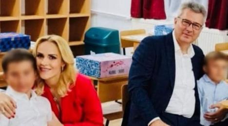 Gabriela Firea şi Florentin Pandele s-au pozat în clasă alături de copiii lor, deşi accesul părinţilor în şcoli este interzis