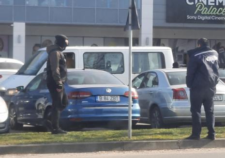 Mascaţi în parcarea Lotus Center! Traficanţi de ecstasy, prinşi în flagrant de poliţiştii Antidrog din Oradea (FOTO)