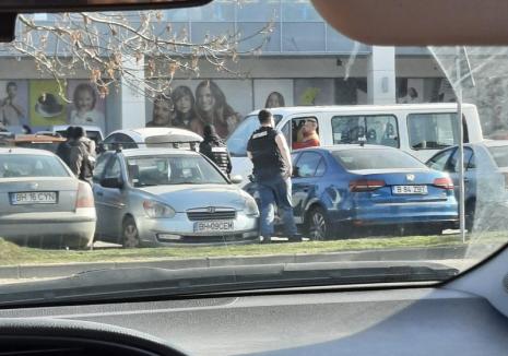 Mascaţi în parcarea Lotus Center! Traficanţi de ecstasy, prinşi în flagrant de poliţiştii Antidrog din Oradea (FOTO)