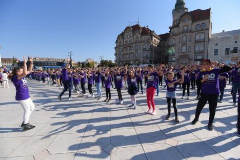La mulţi ani cu... veselie! 900 de elevi ai Şcolii Oltea Doamna au dansat alături de profesorii lor în Piaţa Unirii (FOTO / VIDEO)
