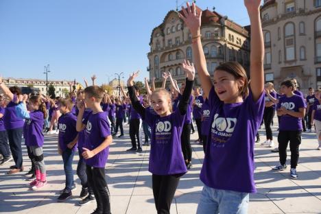 La mulţi ani cu... veselie! 900 de elevi ai Şcolii Oltea Doamna au dansat alături de profesorii lor în Piaţa Unirii (FOTO / VIDEO)