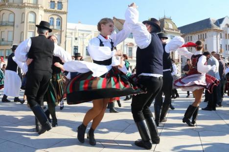 Flash mob cu dansuri, bătăi pe picioare şi... pălincă, în Piaţa Unirii (FOTO/VIDEO)